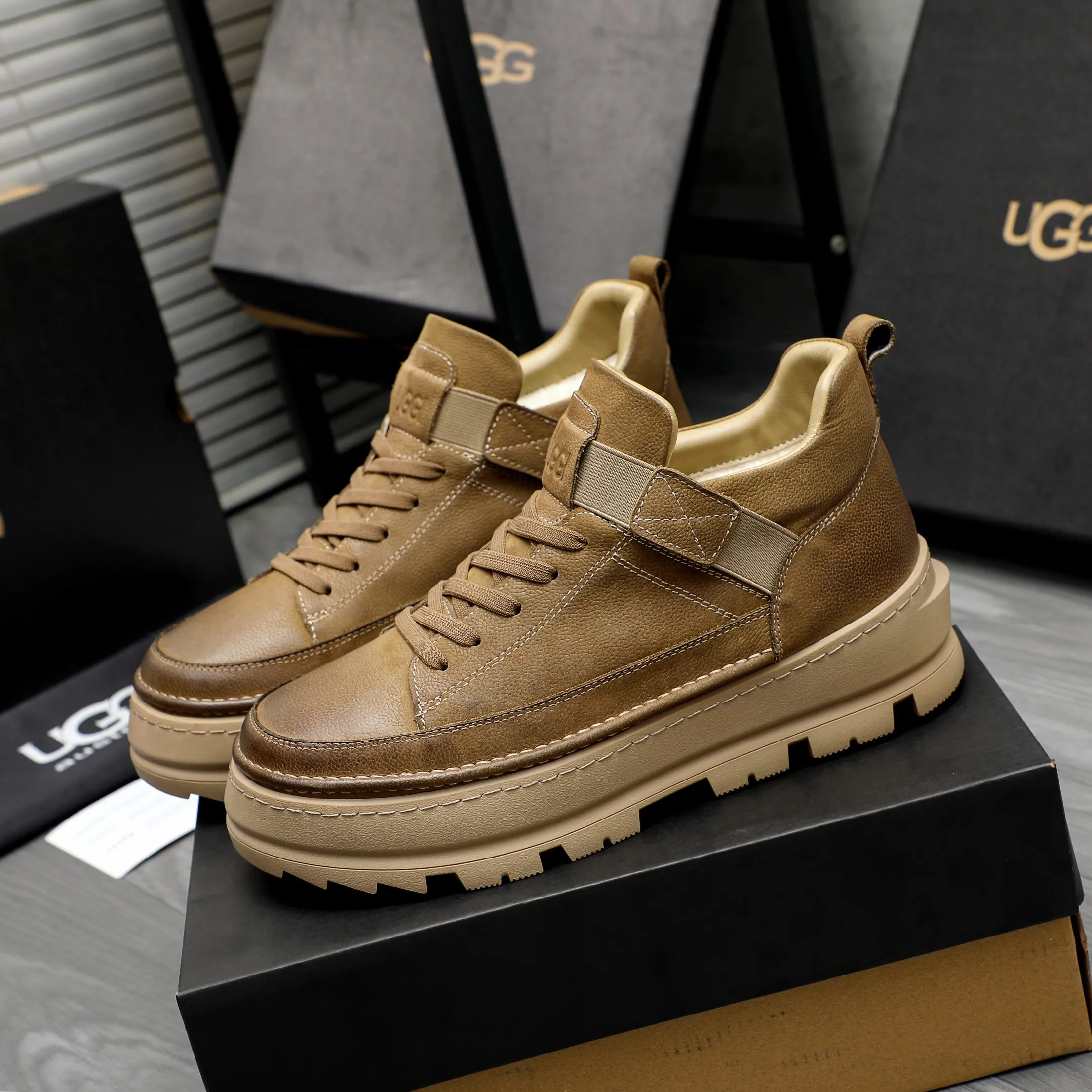 P620 Product trademark: "UGG" Gaobang men's shoes Regular size: 39-44 Product materials: Selected first-layer cowhide upper, wool lining, original outsole